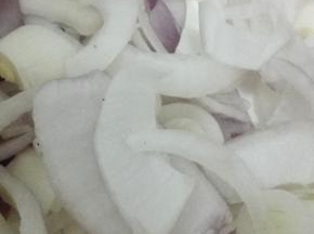 洋葱剥去外皮切成丝