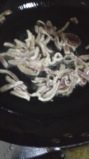 猪肉解冻切成丝，用淀粉抓拌均匀