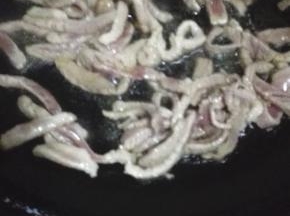 猪肉解冻切成丝，用淀粉抓拌均匀