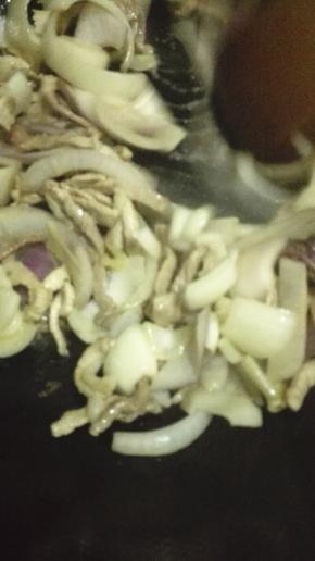 倒入炒好的肉丝，放入生抽翻炒均匀