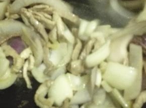 倒入炒好的肉丝，放入生抽翻炒均匀