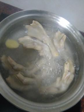 姜切片，小米辣切成圈，大蒜切成末