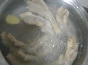 姜切片，小米辣切成圈，大蒜切成末