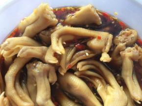 准备一个密封的容器，将鸭掌放入，放入大蒜，花椒，小米辣。倒入生抽，白糖和盐，将白醋与清水按一比一的比例倒入，搅拌均匀。