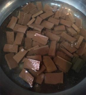 鸭血洗净切块，放入沸水中焯水去腥，捞出之后控干水分