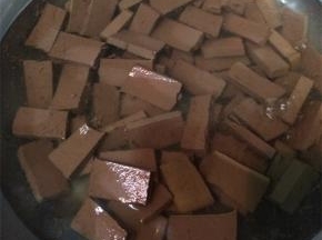 鸭血洗净切块，放入沸水中焯水去腥，捞出之后控干水分