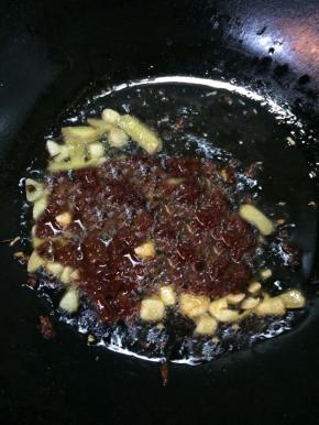 放入豆瓣酱翻炒出红油