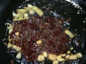 放入豆瓣酱翻炒出红油