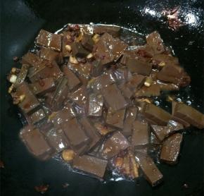 放入鸭血，倒入生抽和盐翻炒至入味