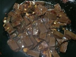 放入鸭血，倒入生抽和盐翻炒至入味