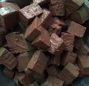 鸭血洗干净切成块，午餐肉切成片状，毛肚洗净备用