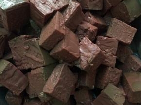 鸭血洗干净切成块，午餐肉切成片状，毛肚洗净备用