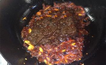 放入郫县豆瓣酱和火锅底料，加水，生抽，白糖煮开