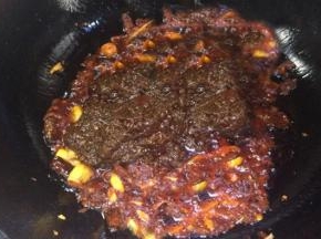 放入郫县豆瓣酱和火锅底料，加水，生抽，白糖煮开