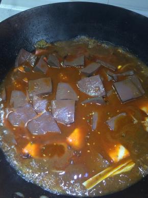 水烧开之后依次放入鸭血，毛肚和午餐肉