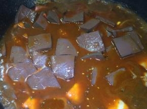 水烧开之后依次放入鸭血，毛肚和午餐肉