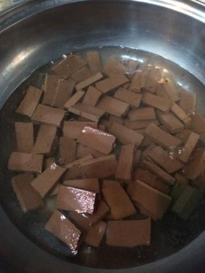 鸭血洗净切成块状