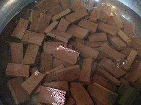 鸭血洗净切成块状