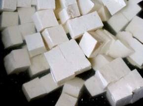 鸭血洗净切成块状