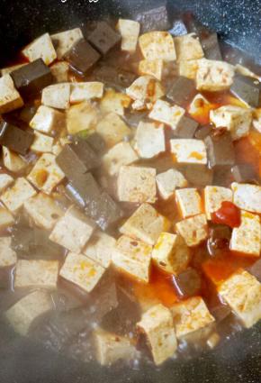 锅内倒入可以没过鸭血的热水，大火煮开转中火炖至收汁