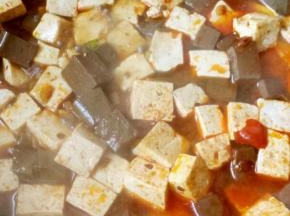 锅内倒入可以没过鸭血的热水，大火煮开转中火炖至收汁