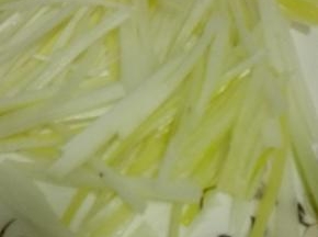 大葱洗净，取葱白的部分切成细丝，摆在盘底