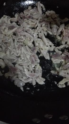 炒锅内放油，油温5分热的时候放入肉丝翻炒至变色，盛出