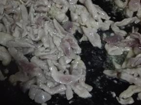 炒锅内放油，油温5分热的时候放入肉丝翻炒至变色，盛出