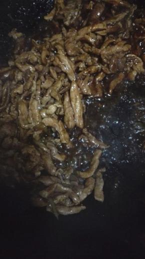 锅内放油，油热之后放入甜面酱，适量的清水，料酒，白糖和鸡精，翻炒至酱汁浓稠