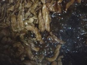 锅内放油，油热之后放入甜面酱，适量的清水，料酒，白糖和鸡精，翻炒至酱汁浓稠