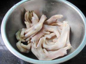 鸭掌多冲洗几遍，洗干净