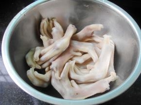 鸭掌多冲洗几遍，洗干净