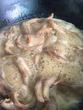 倒入蚝油，酱油，盐和料酒，加适量的水，小火煮1个小时