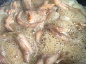 倒入蚝油，酱油，盐和料酒，加适量的水，小火煮1个小时