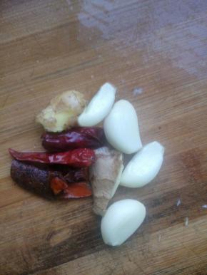姜蒜切片备用，准备桂皮，干辣椒和八角