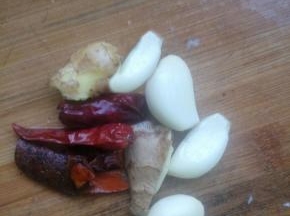 姜蒜切片备用，准备桂皮，干辣椒和八角