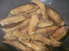倒入鸭翅，生抽和老抽，翻炒至均匀上色