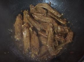 小火煮40分钟左右，煮到汁水浓稠就可以出锅了