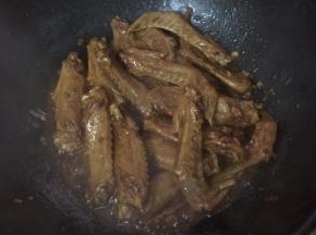 小火煮40分钟左右，煮到汁水浓稠就可以出锅了