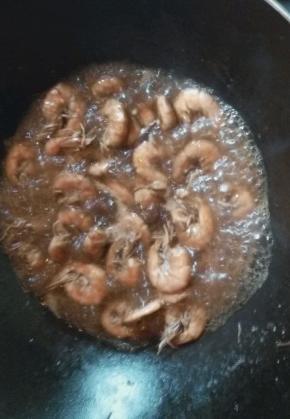 加入适量的开水，盖上盖中火焖煮收汁