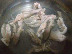 鸭掌洗净之后放入锅内，倒入适量的水和料酒，煮20分钟
