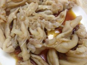 黄瓜洗净拍碎切成小块，鸭掌放进碗内
