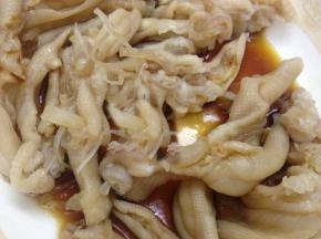 黄瓜洗净拍碎切成小块，鸭掌放进碗内
