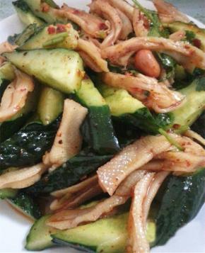 放入黄瓜和花生米，倒入生抽，陈醋，白糖，辣椒油，盐和鸡精搅拌均匀