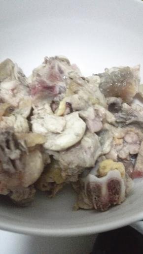 鸡肉焯水去血沫捞出控干水分