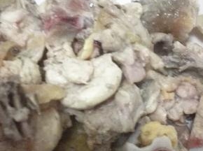 鸡肉焯水去血沫捞出控干水分