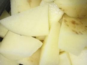 土豆去皮切成块状