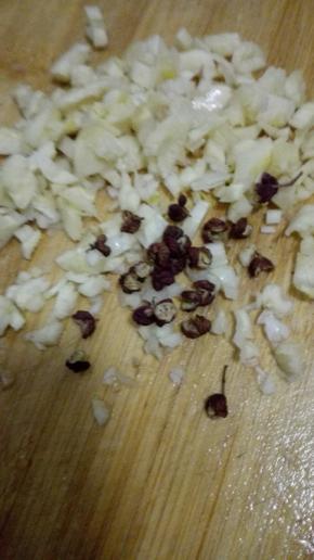 大蒜和葱切成碎末，花椒粒备用