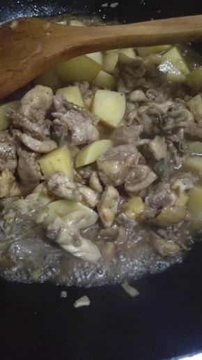 倒入足量的开水，大火煮开转至小火炖煮土豆变软