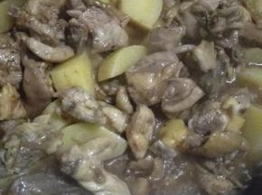 倒入足量的开水，大火煮开转至小火炖煮土豆变软
